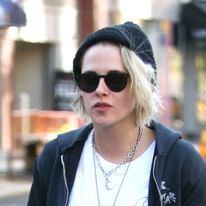 Kristen Stewart, les cheveux blond, se promène main dans la main avec sa petite amie Soko dans les rues de New York, le 12 avril 2016