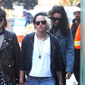 Kristen Stewart, les cheveux blond, se promène main dans la main avec sa petite amie Soko dans les rues de New York, le 12 avril 2016