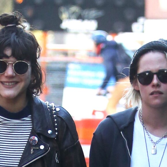Kristen Stewart, les cheveux blond, se promène main dans la main avec sa petite amie Soko dans les rues de New York, le 12 avril 2016