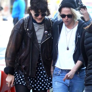 Kristen Stewart, les cheveux blond, se promène main dans la main avec sa petite amie Soko dans les rues de New York, le 12 avril 2016