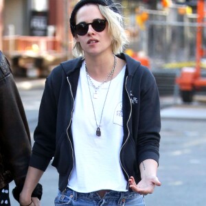 Kristen Stewart, les cheveux blond, se promène main dans la main avec sa petite amie Soko dans les rues de New York, le 12 avril 2016