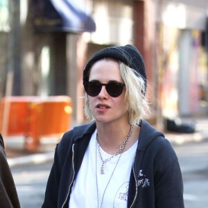 Kristen Stewart, les cheveux blond, se promène main dans la main avec sa petite amie Soko dans les rues de New York, le 12 avril 2016