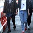 Kristen Stewart, les cheveux blond, se promène main dans la main avec sa petite amie Soko dans les rues de New York, le 12 avril 2016