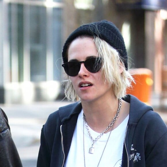 Kristen Stewart, les cheveux blond, se promène main dans la main avec sa petite amie Soko dans les rues de New York, le 12 avril 2016