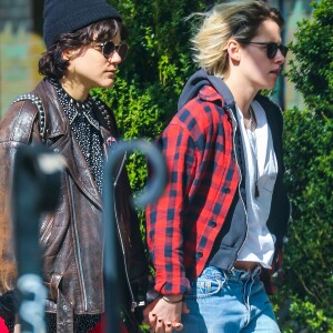 Kristen Stewart, les cheveux blond, se promène main dans la main avec sa petite amie Soko dans les rues de New York, le 12 avril 2016