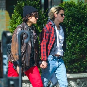 Kristen Stewart, les cheveux blond, se promène main dans la main avec sa petite amie Soko dans les rues de New York, le 12 avril 2016