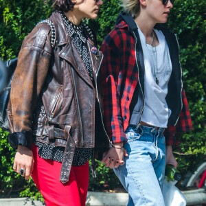 Kristen Stewart, les cheveux blond, se promène main dans la main avec sa petite amie Soko dans les rues de New York, le 12 avril 2016