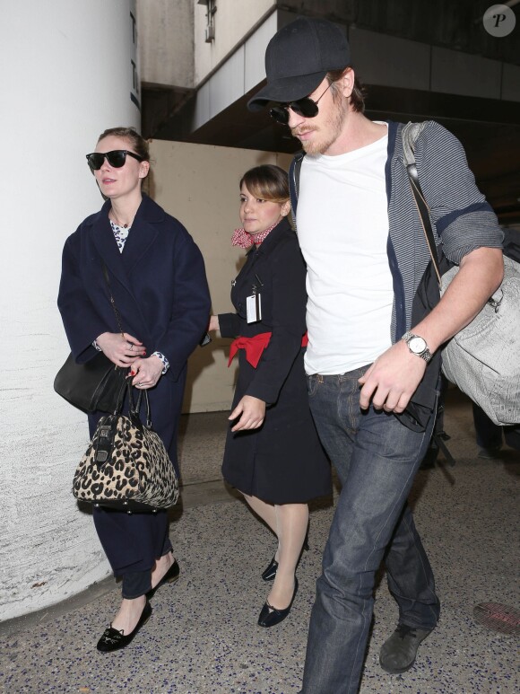 Kirsten Dunst et Garrett Hedlund arrivent a l'aeroport de Los Angeles. Le couple vient de passer 2 jours a Paris a l'occasion de la Fashion Week le 6 mars 2013