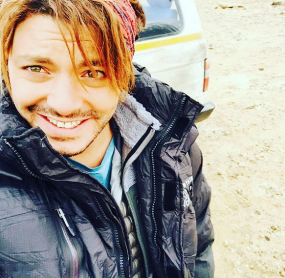 Kev Adams dévoile sa nouvelle coupe de cheveux sur le tournage du film Number One en Inde. Photo publiée sur Instagram, le 12 avril 2016.