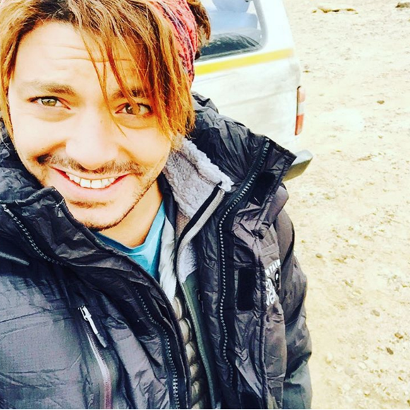 Kev Adams dévoile sa nouvelle coupe de cheveux sur le tournage du film Number One en Inde. Photo publiée sur Instagram, le 12 avril 2016.