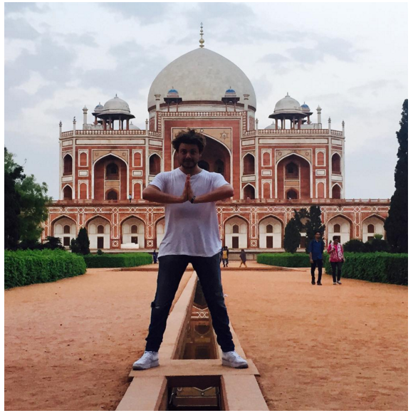Kev Adams sur le tournage du film Number One en Inde. Photo publiée sur Instagram, le 7 avril 2016.