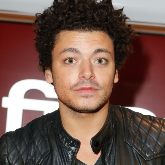 Kev Adams en séance de dédicaces à la Fnac des Ternes pour faire la promotion de la sortie DVD de son nouveau spectacle "Voilà Voilà" à Paris, le 5 novembre 2014.