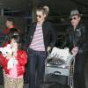 Après son 75e concert, Johnny Hallyday arrive en famille avec sa femme Laeticia et ses filles Jade et Joy à l'aéroport de Los Angeles en provenance de Paris le 29 mars 2016. Eliette, la grand-mère de Laeticia Hallyday accompagne toute la famille.