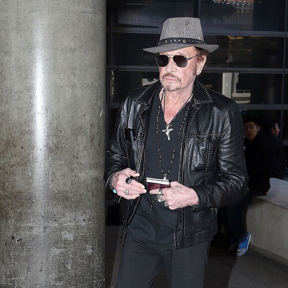 Après son 75e concert, Johnny Hallyday arrive en famille avec sa femme Laeticia et ses filles Jade et Joy à l'aéroport de Los Angeles en provenance de Paris le 29 mars 2016.