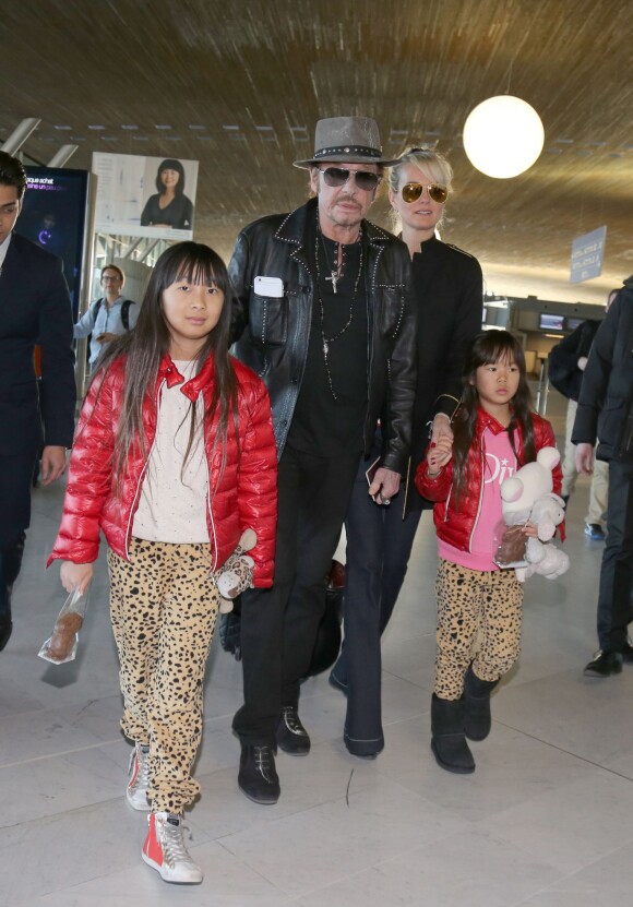 Après son 75e concert, Johnny Hallyday arrive en famille avec sa femme Laeticia et ses filles Jade et Joy à l'aéroport de Los Angeles en provenance de Paris le 29 mars 2016. Eliette, la grand-mère de Laeticia Hallyday accompagne toute la famille.