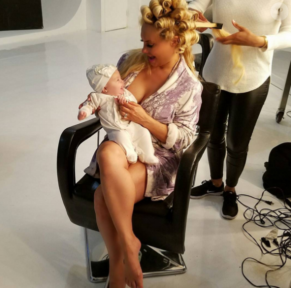 Coco Austin va réaliser son premier shooting lingerie depuis la naissance de sa fille Chanel Nicole, 4 mois seulement. Photo publiée sur Instagram au mois d'avril 2016.