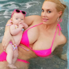 Coco Austin prend la pose en maillot de bain avec sa fille Chanel Nicole, en bikini elle aussi à trois mois seulement. Photo publiée sur Instagram au mois d'avril 2016.