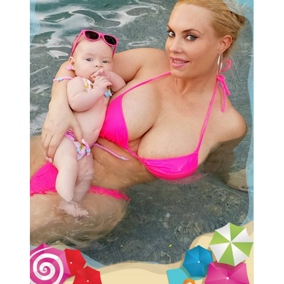 Coco Austin prend la pose en maillot de bain avec sa fille Chanel Nicole, en bikini elle aussi à trois mois seulement. Photo publiée sur Instagram au mois d'avril 2016.