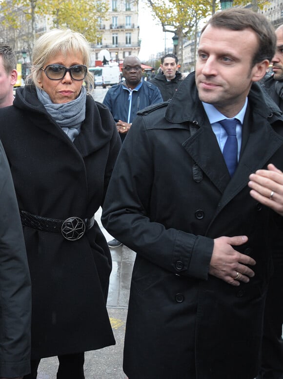 Brigitte et Emmanuel Macron au rassemblement organisé en hommage aux victimes des attentats du 13 novembre sur la place de la République, à Paris le 21 novembre 2015