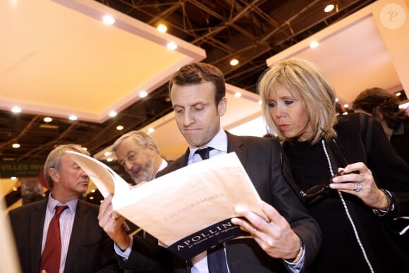 Emmanuel Macron et sa femme Brigitte Trogneux - Le ministre de l'économie et des finances Emmanuel Macron au salon du livre de Paris le 17 mars 2016. © Cédric Perrin/Bestimage17/03/2016 - Paris