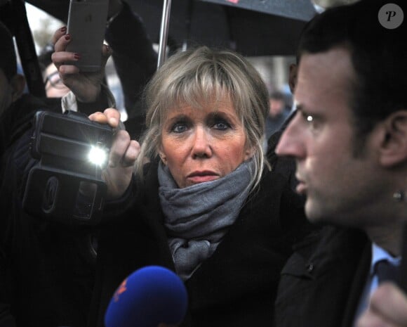 Le ministre de l'économie Emmanuel Macron , sa femme Brigitte Trogneux et Sigmar Gabriel (Ministre fédéral allemand) rendent hommage aux victimes des attentats de Paris du 13 novembre Place de la République - Le 21 novembre 2015