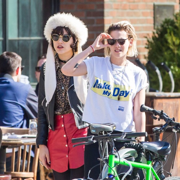 Kristen Stewart et sa petite amie Soko se promènent dans le quartier de East Village à New York, le 13 avril 2016