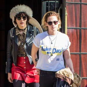 Kristen Stewart et sa petite amie Soko se promènent dans le quartier de East Village à New York, le 13 avril 2016