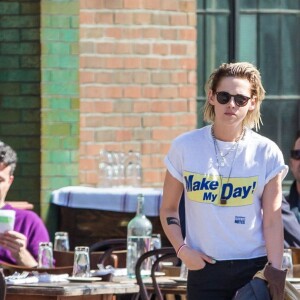 Kristen Stewart et sa petite amie Soko se promènent dans le quartier de East Village à New York, le 13 avril 2016