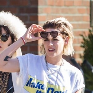 Kristen Stewart et sa petite amie Soko se promènent dans le quartier de East Village à New York, le 13 avril 2016