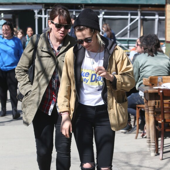 Kristen Stewart et sa petite amie Soko se promènent dans le quartier de East Village à New York, le 13 avril 2016