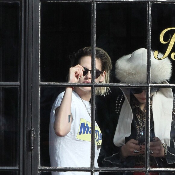 Kristen Stewart et sa petite amie Soko se promènent dans le quartier de East Village à New York, le 13 avril 2016