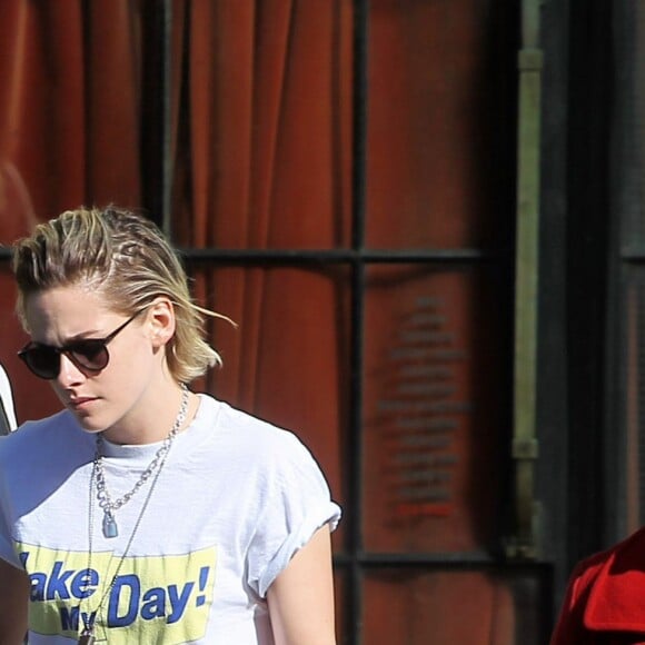 Kristen Stewart et sa petite amie Soko se promènent dans le quartier de East Village à New York, le 13 avril 2016