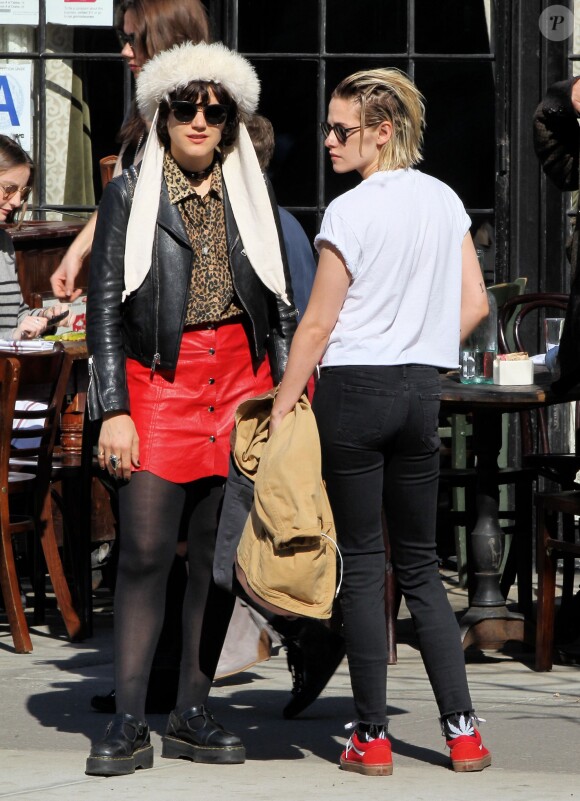 Kristen Stewart et sa petite amie Soko se promènent dans le quartier de East Village à New York, le 13 avril 2016