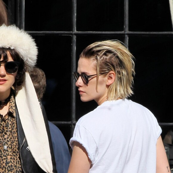 Kristen Stewart et sa petite amie Soko se promènent dans le quartier de East Village à New York, le 13 avril 2016