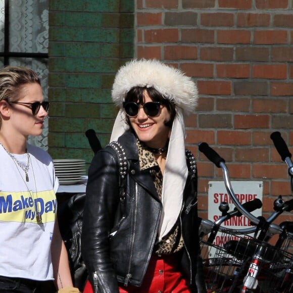 Kristen Stewart et sa petite amie Soko se promènent dans le quartier de East Village à New York, le 13 avril 2016