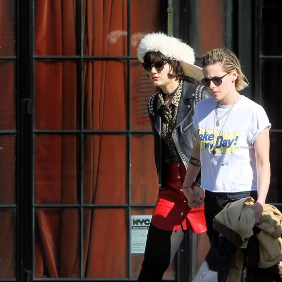 Kristen Stewart et sa petite amie Soko se promènent dans le quartier de East Village à New York, le 13 avril 2016