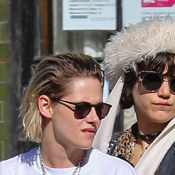 Kristen Stewart et sa petite amie Soko se promènent dans le quartier de East Village à New York, le 13 avril 2016