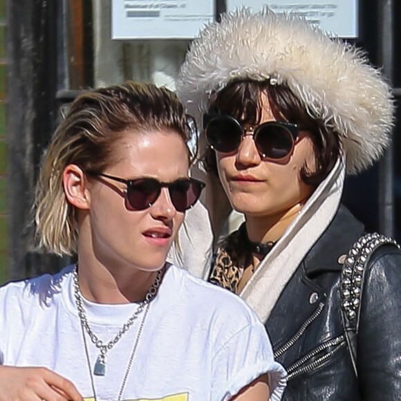 Kristen Stewart et sa petite amie Soko se promènent dans le quartier de East Village à New York, le 13 avril 2016