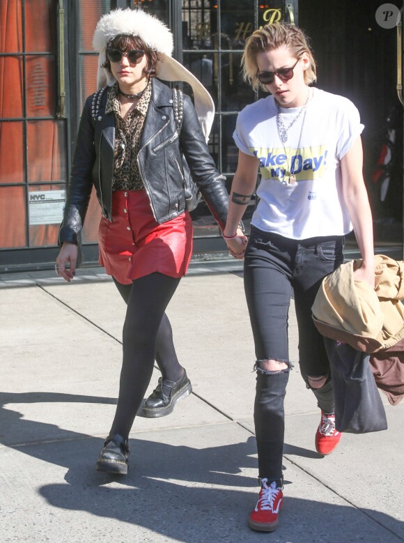 Kristen Stewart et sa petite amie Soko se promènent dans le quartier de East Village à New York, le 13 avril 2016