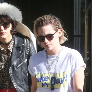 Kristen Stewart et sa petite amie Soko se promènent dans le quartier de East Village à New York, le 13 avril 2016