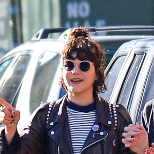 Kristen Stewart, les cheveux blonds, se promène avec sa petite amie Soko dans les rues de New York, le 12 avril 2016