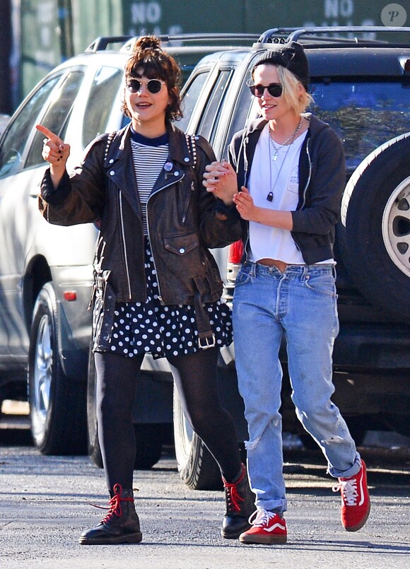 Kristen Stewart, les cheveux blonds, se promène avec sa petite amie Soko dans les rues de New York, le 12 avril 2016
