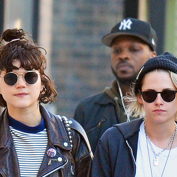 Kristen Stewart, les cheveux blonds, se promène avec sa petite amie Soko dans les rues de New York, le 12 avril 2016