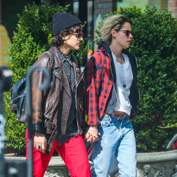 Kristen Stewart, les cheveux blonds, se promène avec sa petite amie Soko dans les rues de New York, le 12 avril 2016