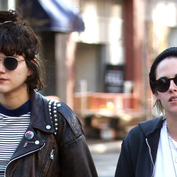 Kristen Stewart, les cheveux blonds, se promène avec sa petite amie Soko dans les rues de New York, le 12 avril 2016