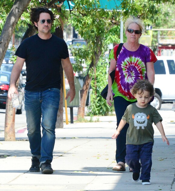 Thomas Ian Nicholas et son fils Nolan River dans les rues de Studio City, Los Angeles, le 25 mai 2014