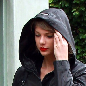 Taylor Swift fait du shopping sous la pluie à Beverly Hills, le 7 avril 2016