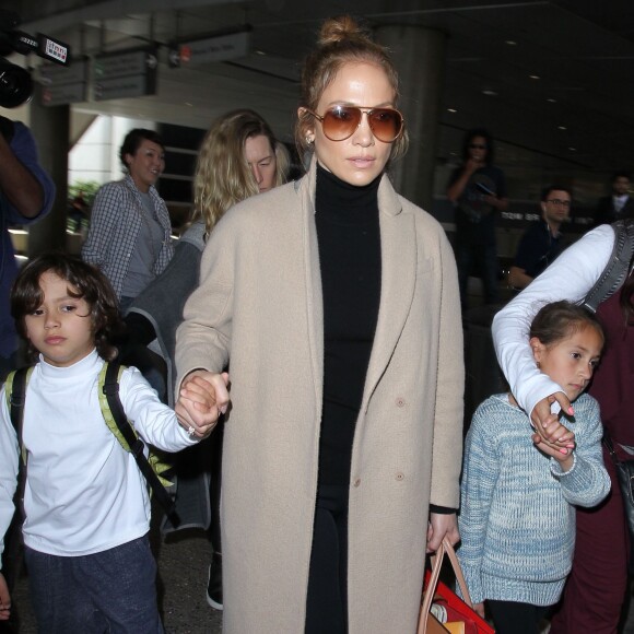 Jennifer Lopez arrive avec ses enfants Max et Emme à l'aéroport de Los Angeles, le 11 avril 2016.