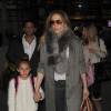Jennifer Lopez avec ses enfants Emme et Maximilian Muniz à l'aéroport d'Heathrow à Londres, le 8 avril 2016.