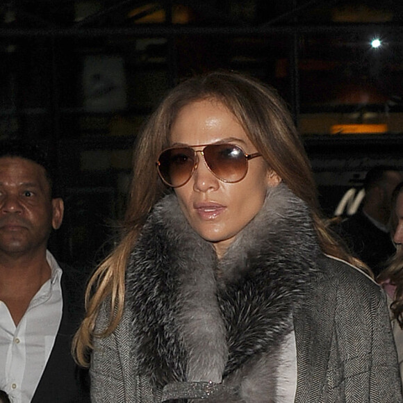Jennifer Lopez avec ses enfants Emme et Maximilian Muniz à l'aéroport d'Heathrow à Londres, le 8 avril 2016.
